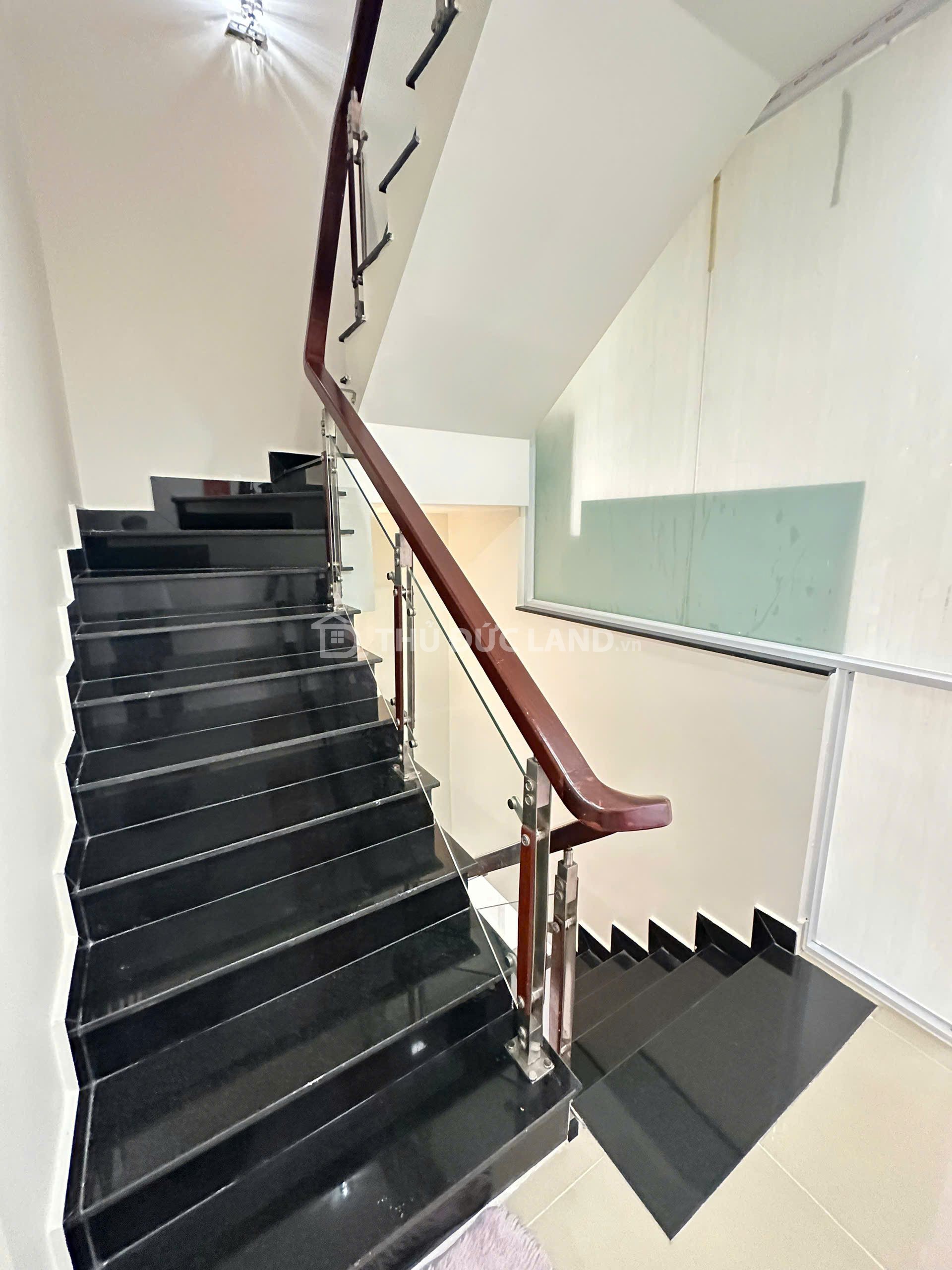 Bán nhà mặt tiền Đường 8 Hiệp Bình Chánh, DT 50m2 4 tầng, khu đồng bộ, tiện ích đầy đủ