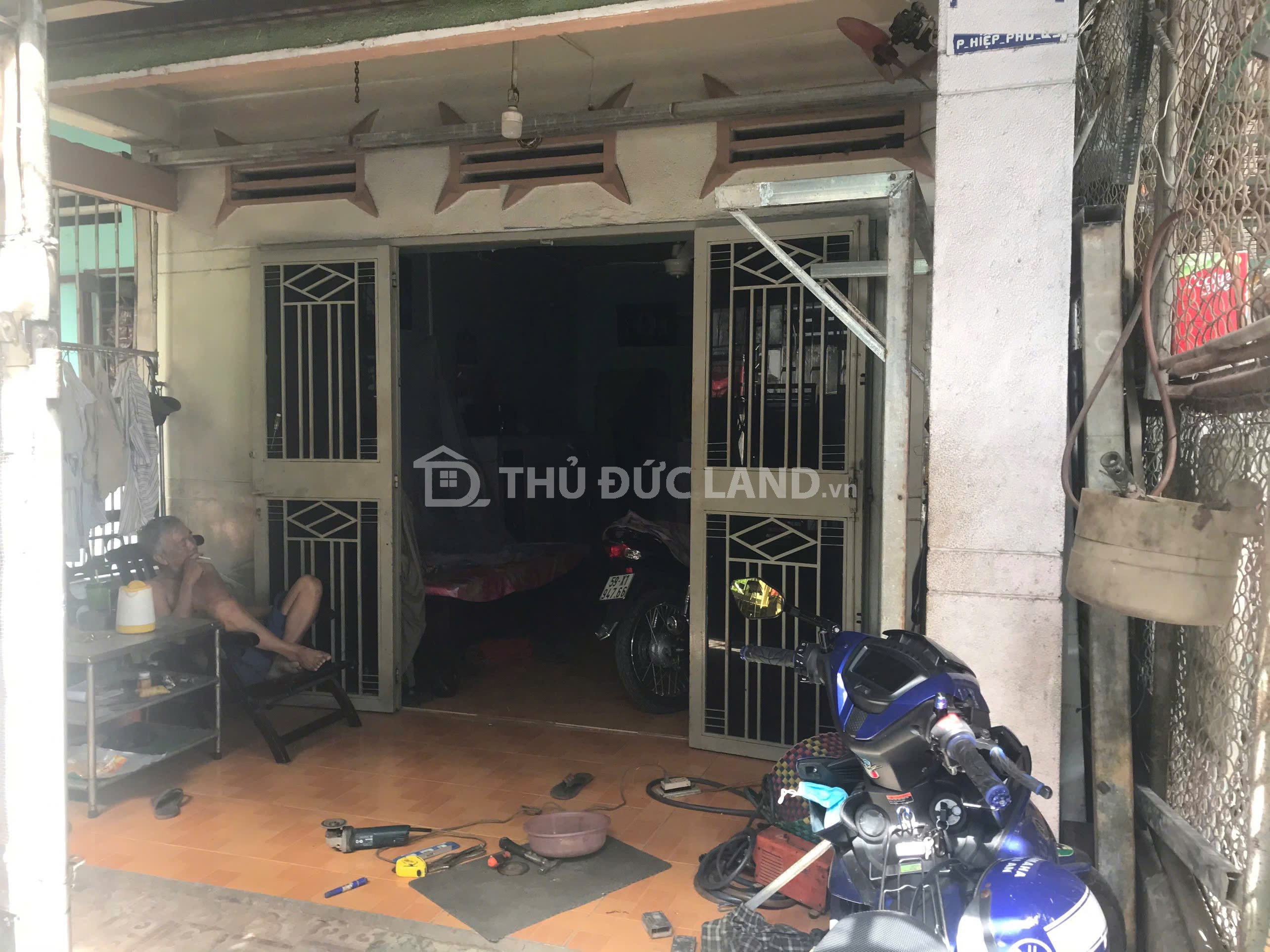 Bán nhà hẻm Lê Văn Việt (Hiệp Phú), Thủ Đức – có sân, 2 phòng ngủ, phù hợp vợ chồng trẻ