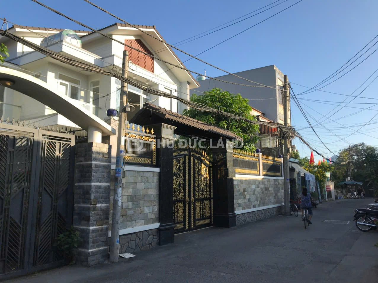 Bán biệt thự Linh Đông đường 42, DT 185m2, 2 tầng, ngang 13.47m, tiện ích đầy đủ 1km