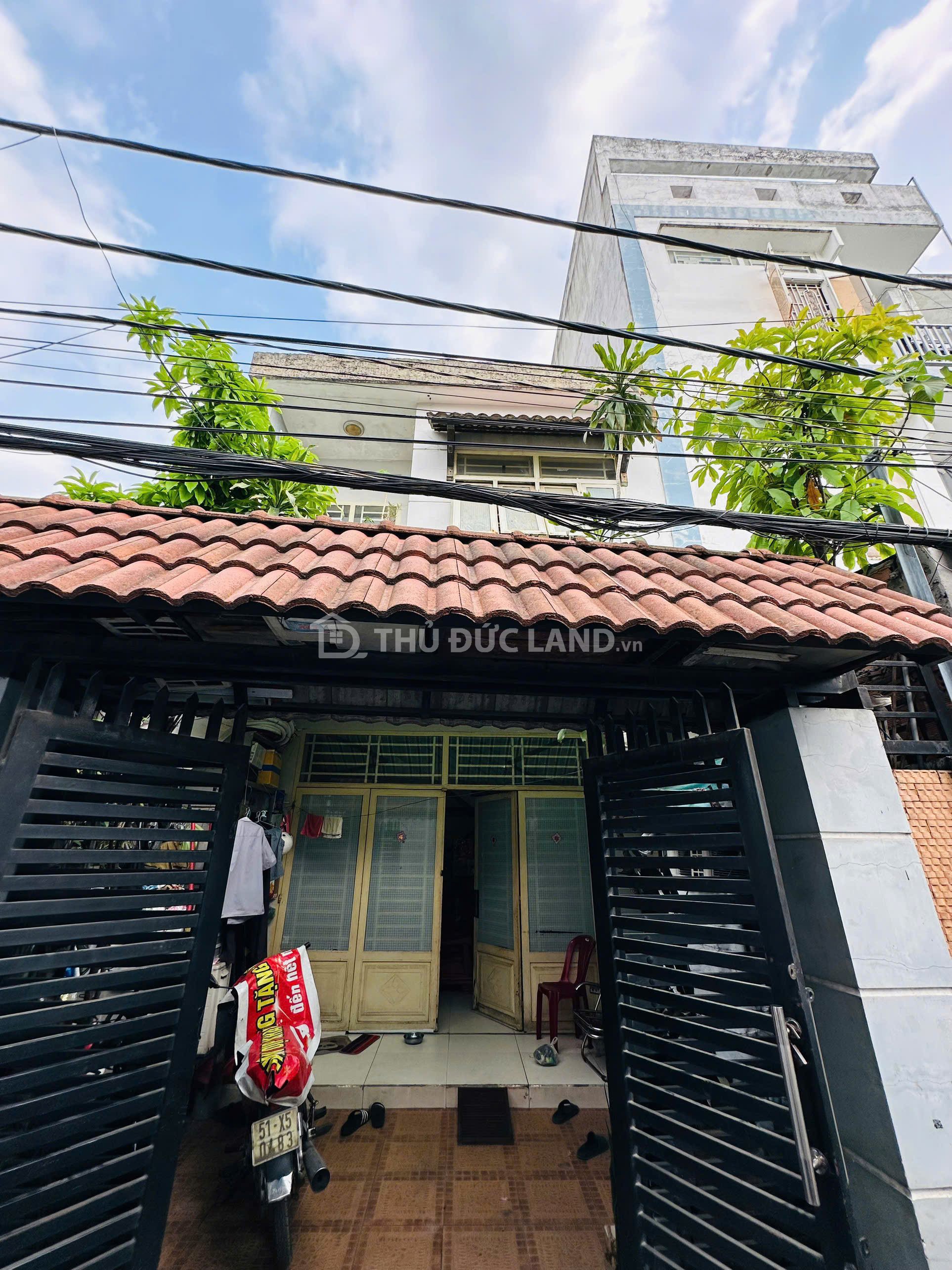 Bán nhà hẻm Linh Tây đường 6, 2 tầng, 4 phòng ngủ, 80m². Di chuyển dễ dàng, tiện ích đầy đủ