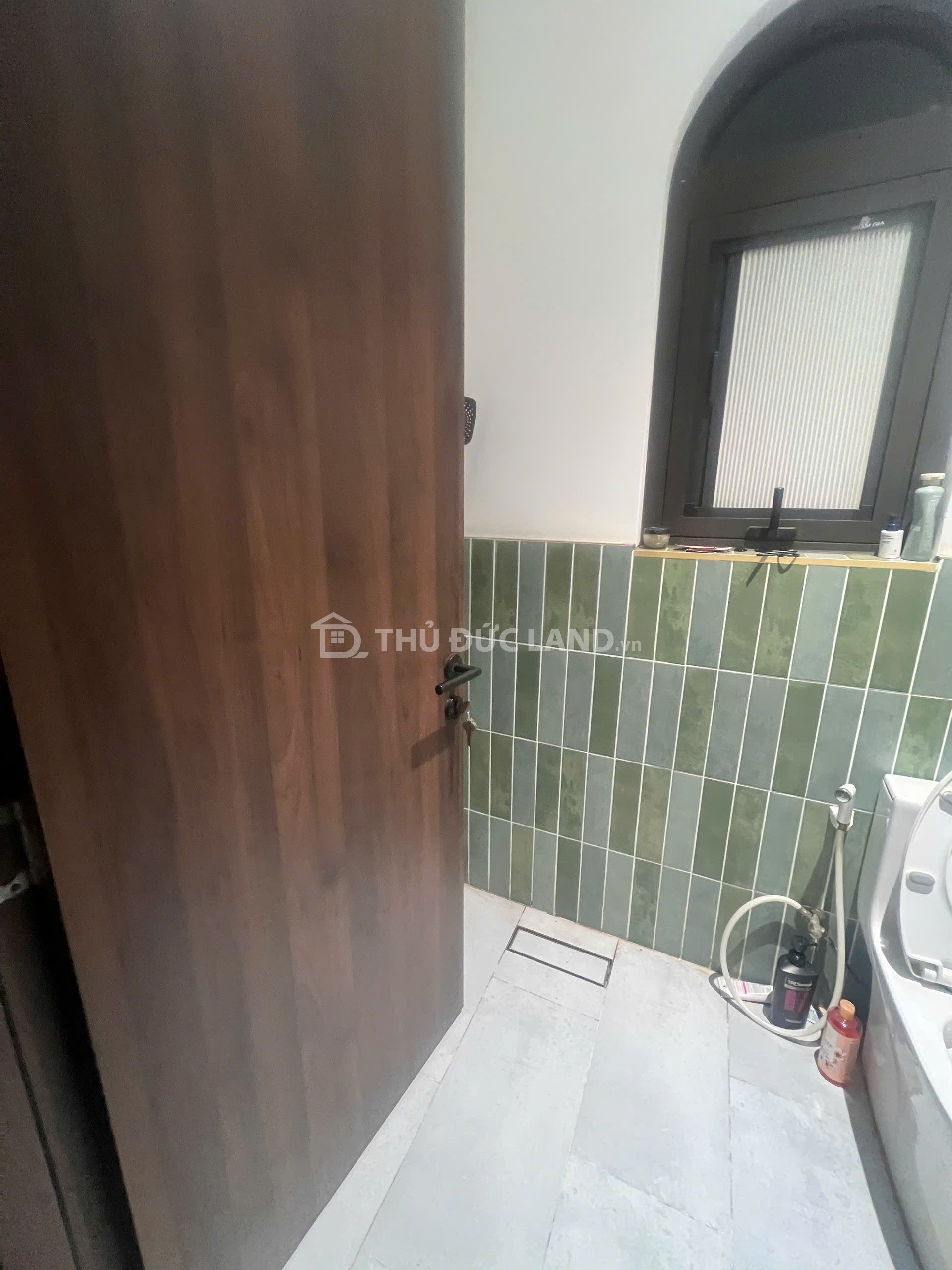 Bán nhà hẻm Linh Tây, 55.3m² (4m x 13.8m) nhà 3 tầng có 2PN 2WC, gần trường lớn, hẻm xe hơi 2 mặt - Ảnh 2