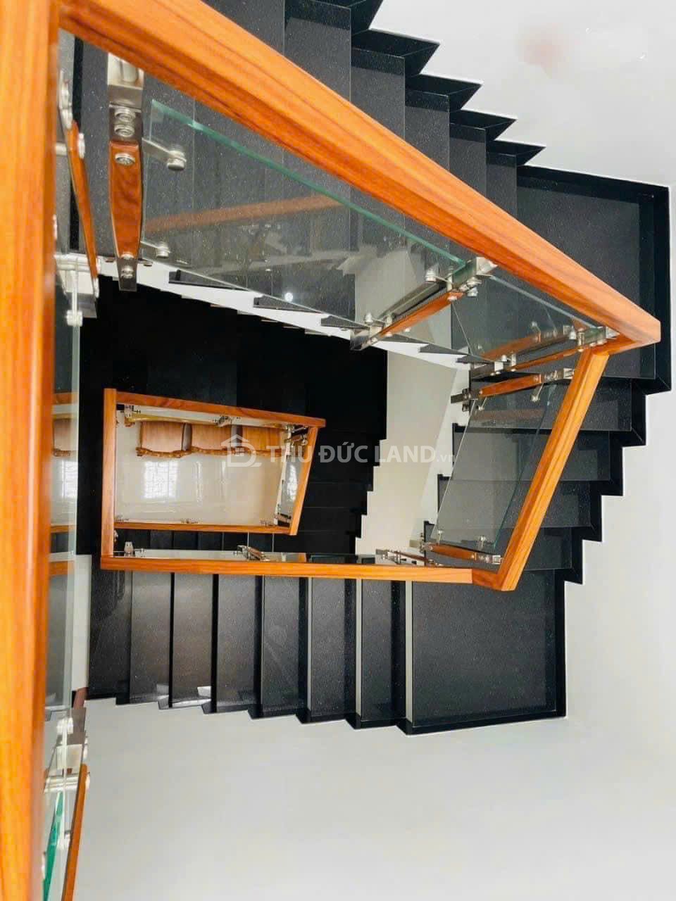 Bán nhà mặt tiền Đường 4 Linh Tây, DT 106m2 ngang 4m, 3 tầng, nội thất cao cấp, tiện ích đầy đủ