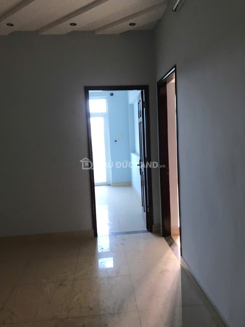 Bán nhà mặt tiền Linh Trung, đường Lê Văn Chí, DT 122m2 ngang 8m, 3 tầng, tiện ích đầy đủ