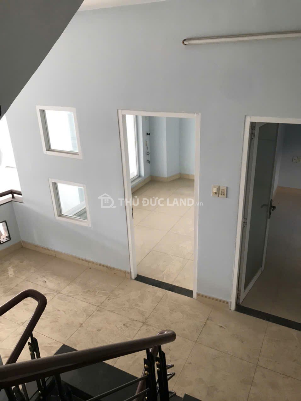 Bán nhà mặt tiền Linh Trung, đường Lê Văn Chí, DT 122m2 ngang 8m, 3 tầng, tiện ích đầy đủ - Ảnh 3