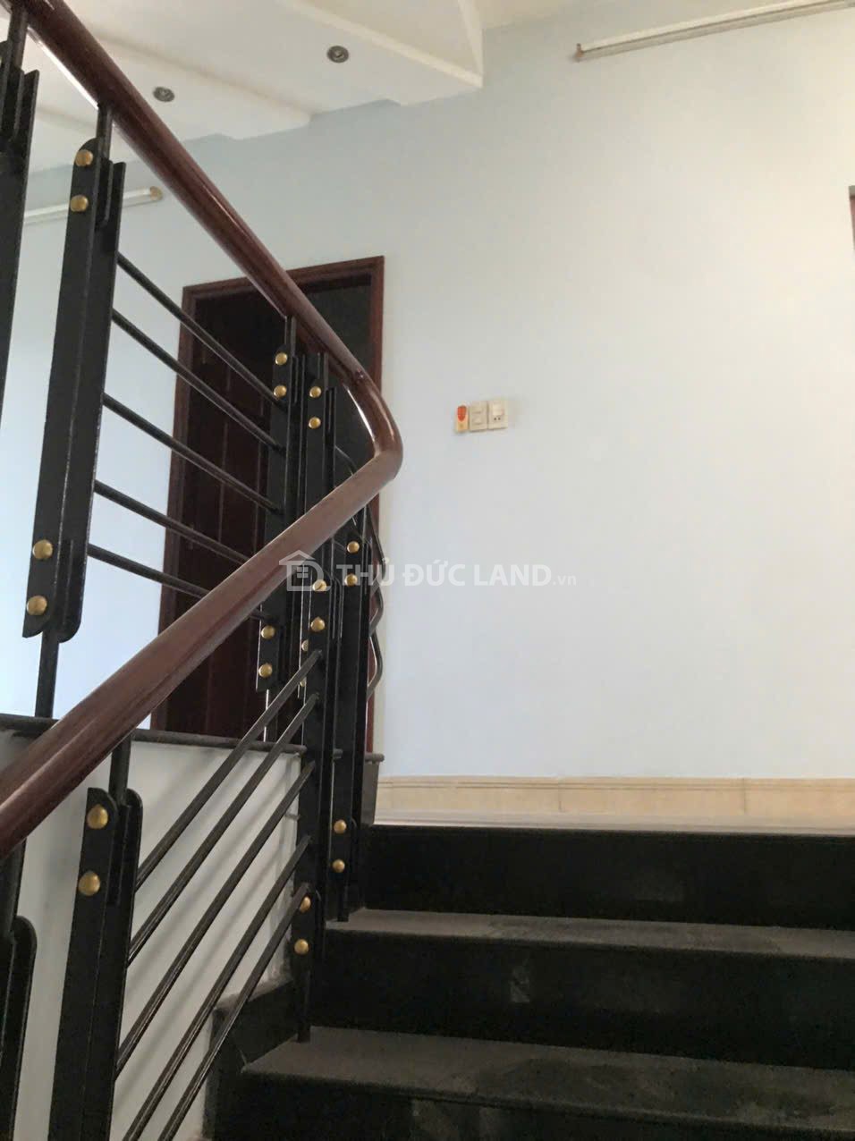 Bán nhà mặt tiền Linh Trung, đường Lê Văn Chí, DT 122m2 ngang 8m, 3 tầng, tiện ích đầy đủ - Ảnh 2