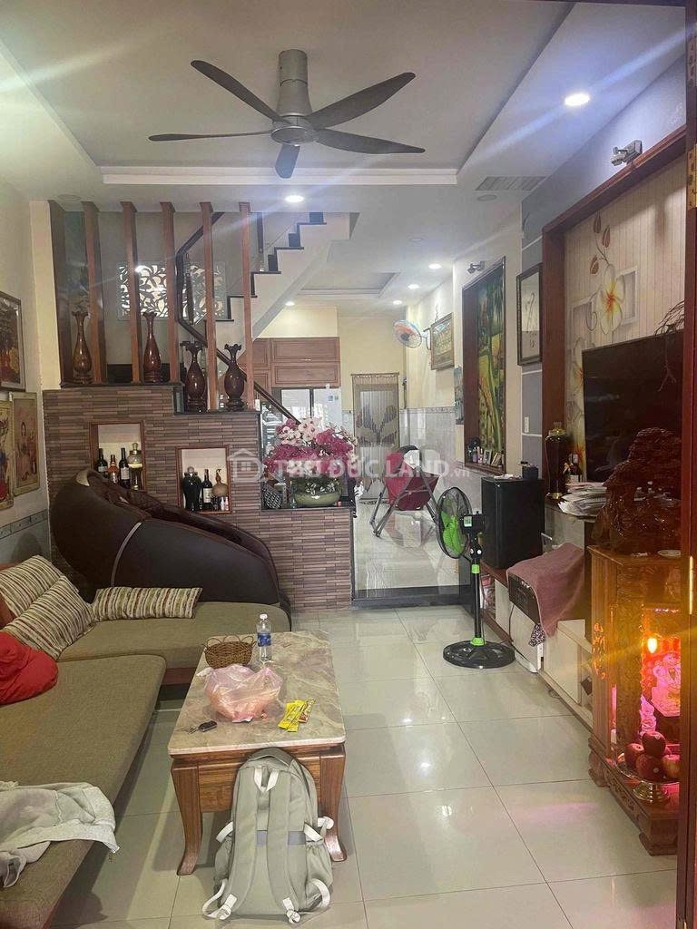 Bán nhà hẻm Linh Trung (Lê Văn Chí) 3 tầng, 4PN – sân rộng, sổ hồng riêng, phù hợp gia đình đang ở
