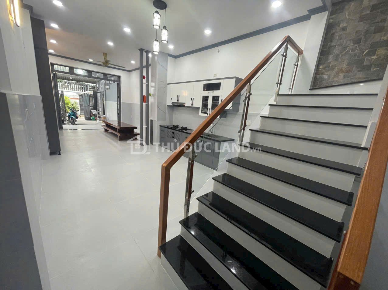 Bán nhà hẻm Linh Trung, Đường 7, DT 100m2 ngang 4m, 2 tầng, nhà đẹp ở ngay. tiện ích đầy đủ