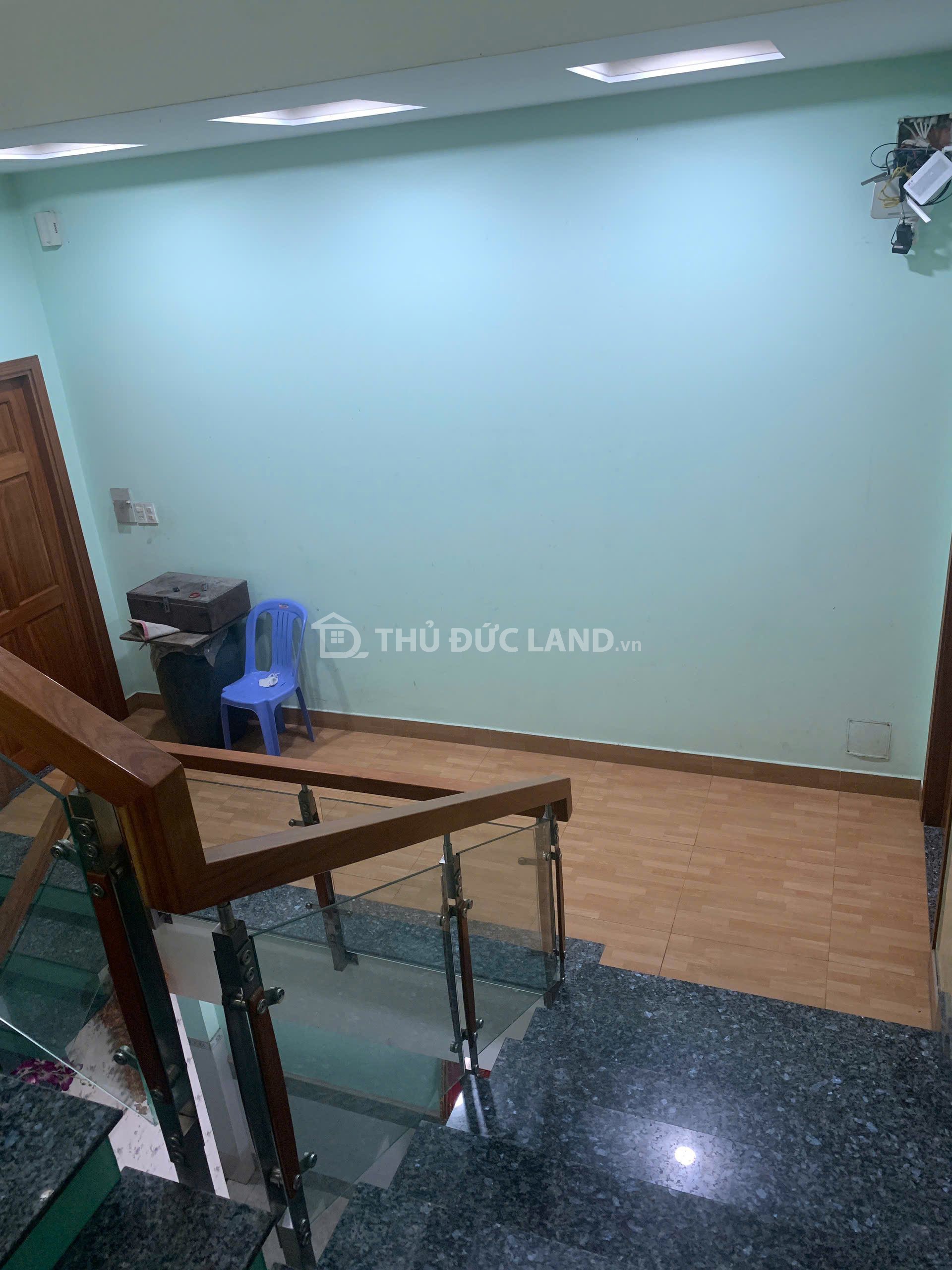 Bán nhà mặt tiền Lê Văn Chí, Linh Trung, đường 20m, DT 103m2 3 tầng, khu sầm uất, kinh doanh đa ngành - Ảnh 2