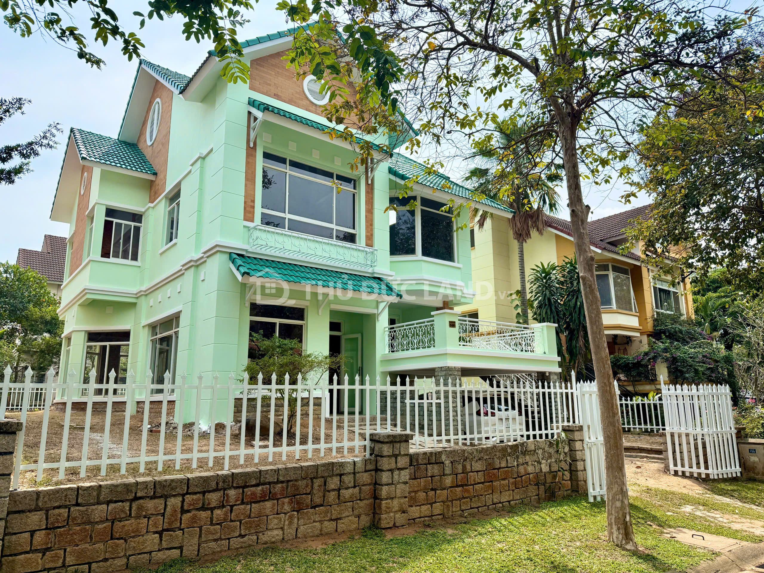 Bán biệt thự Thảo Nguyên xanh Long Thạnh Mỹ – Đường D6, 4 tầng, 16m mặt tiền, nhà có hồ bơi
