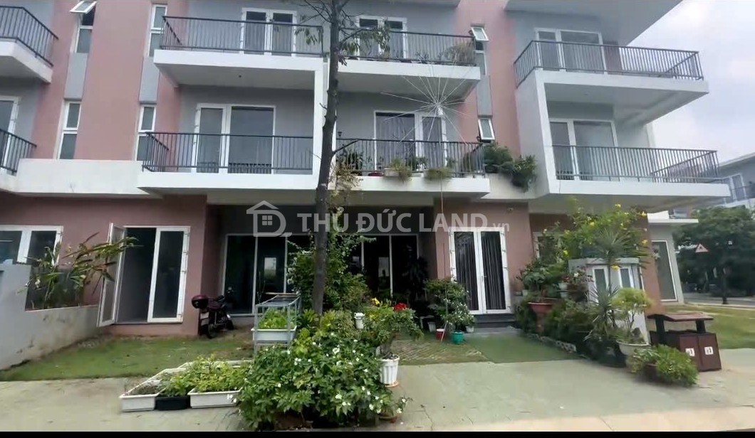 Bán biệt thự Phú Hữu đường B3, DT 90m2 6x15m, 3 tầng, khu đồng bộ, bàn cờ
