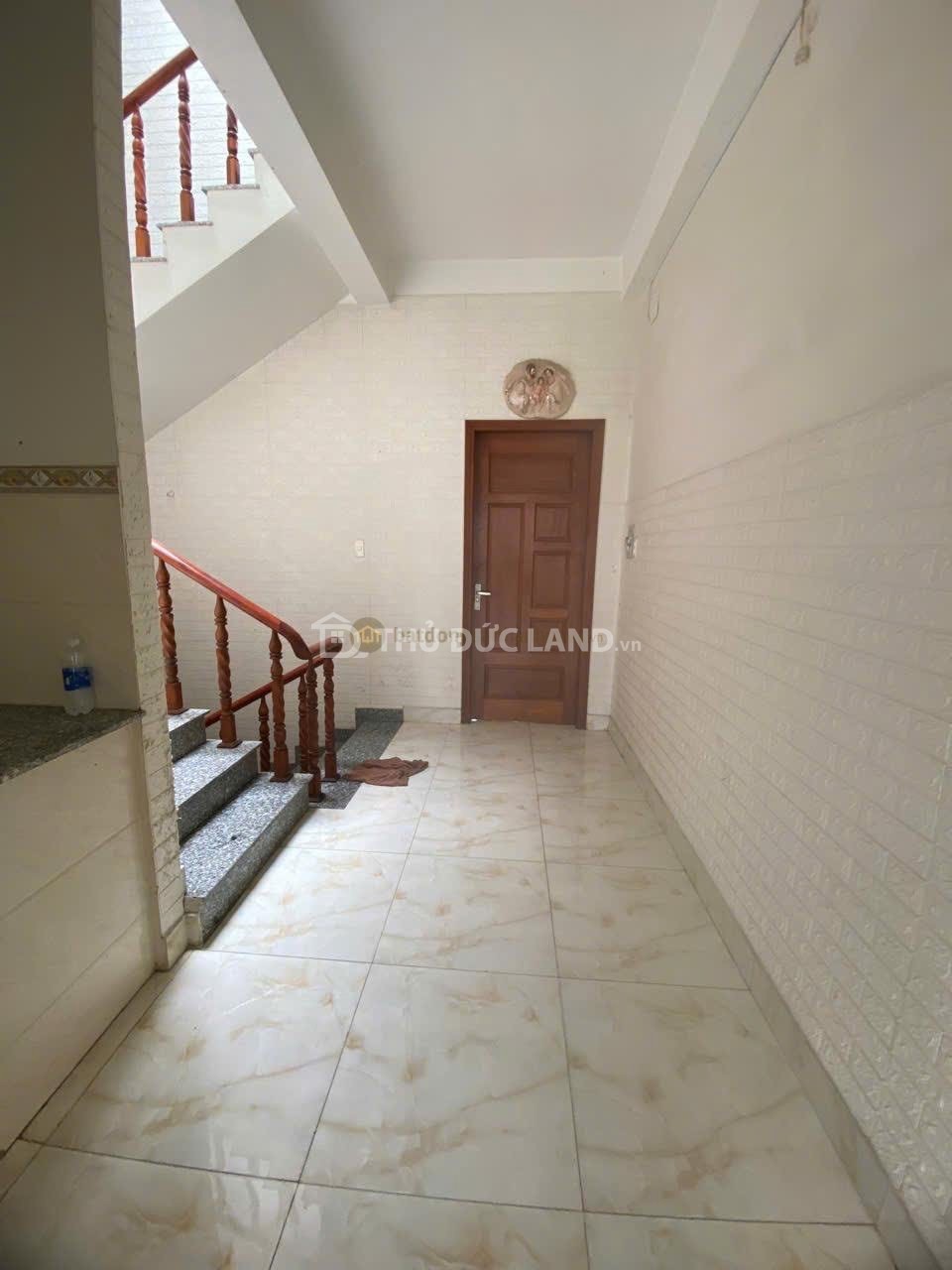 Nhà 5 Tầng ,Mặt Tiền Kinh Doanh ,Ngay Cao Đẳng Công Thương ,Ngang Bề Thế 5m , Sân Để Xe Rộng Rãi Chỉ 1.x Tỷ