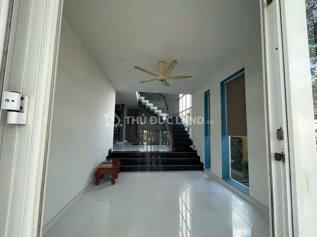 Bán nhà mặt tiền KDC Kiến Á, Phước Long B, DT 200m2 ngang 10m, 2 tầng. Liền kề Global City
