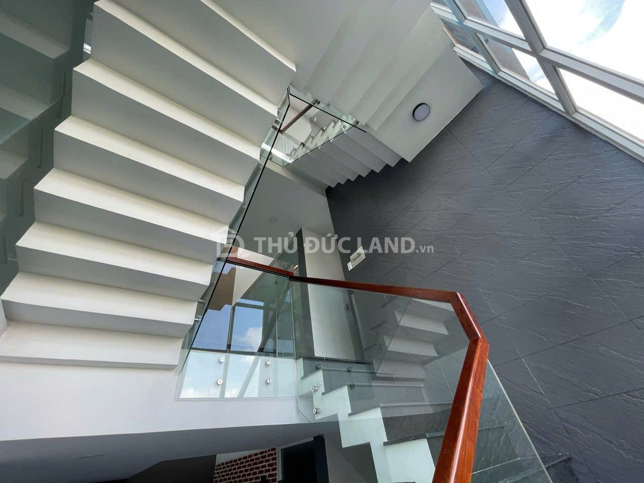 Bán nhà mặt tiền KDC Kiến Á, Phước Long B, DT 200m2 ngang 10m, 2 tầng. Liền kề Global City - Ảnh 2