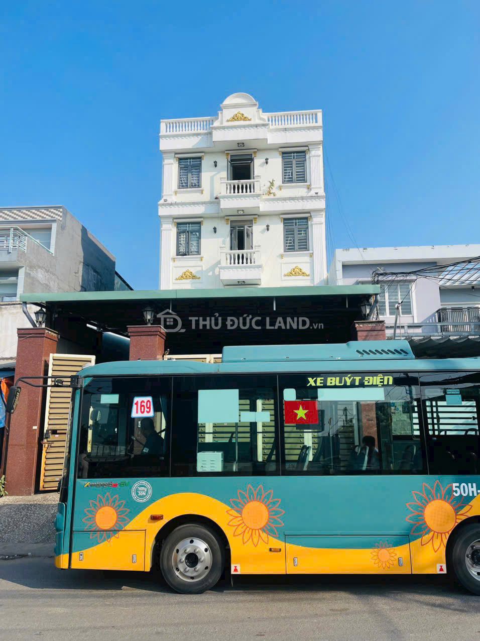 Bán căn hộ dịch vụ Trường Thọ, Đường 11, DT 320m2 ngang 8m, 5 tầng, dòng tiền 210 triệu/tháng