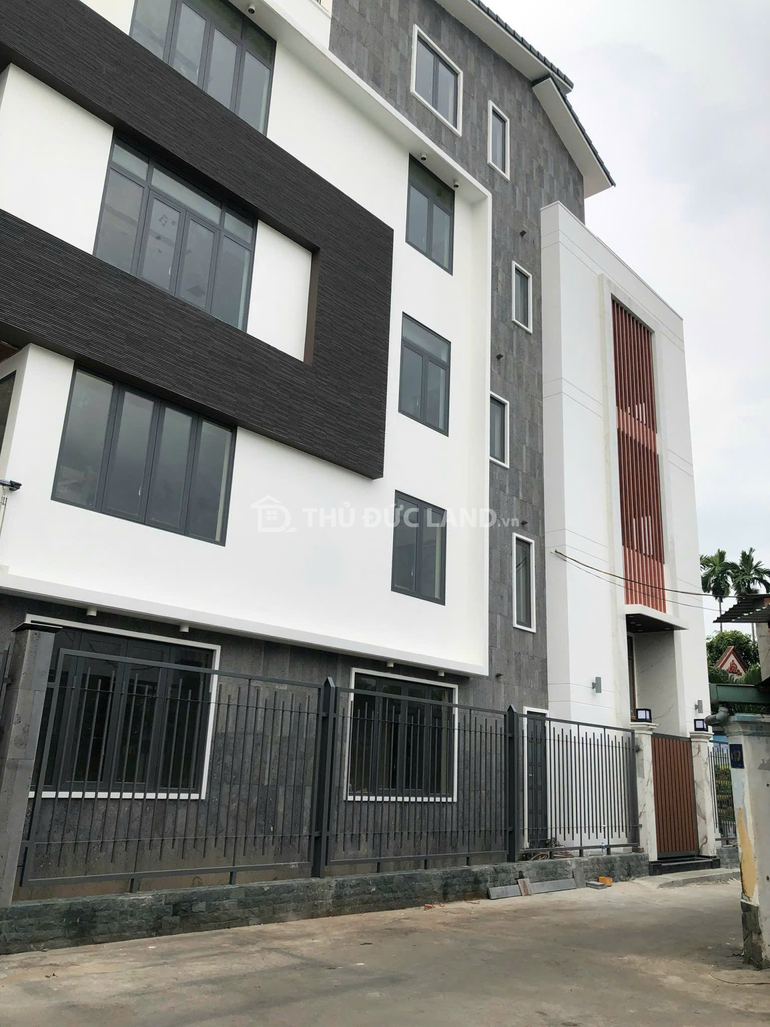 Bán nhà HXH Trường Thọ, DT 120m2 5 tầng, cạnh Vành Đai 2, sổ chính chủ. Tiện ích đầy đủ 1KM