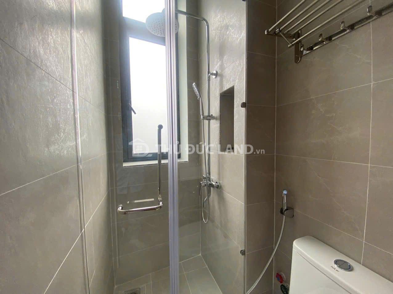 Bán nhà hẻm Đường 8 Trường Thọ, DT 55m2 3 tầng 5 phòng ngủ, sổ hồng riêng - Ảnh 2