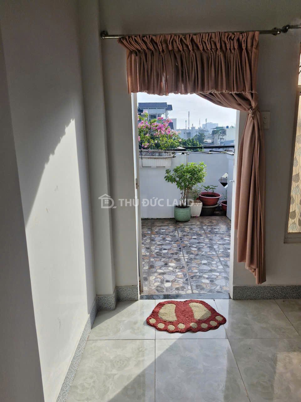 Bán nhà hẻm Trường Thọ 3 tầng, sân thượng, DT 50m2, cạnh Vành đai 2, sổ hồng riêng